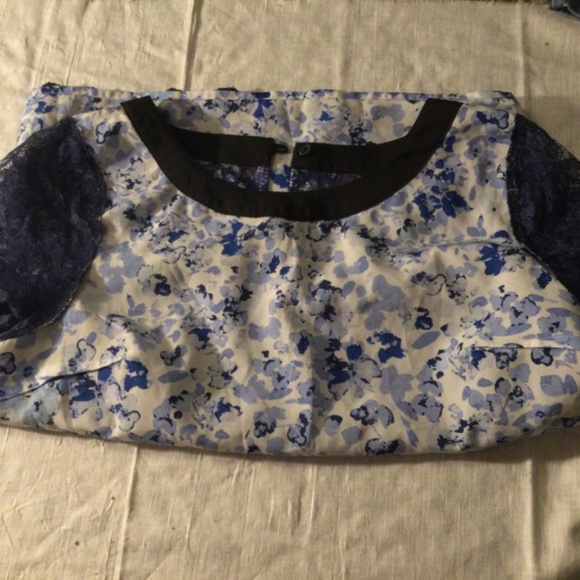 Adorable Express size small women’s top w/ layer of blue lace on top of shirt - Picture 7 of 9